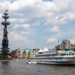 Denkmal für Peter I., gesehen während einer Bootsfahrt auf der Moskwa