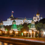 Der beleuchtete Kreml und der Große Kremlpalast