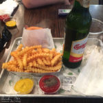 Burger mit Pommes Frites im Lokal Shake Shack auf dem Arbat