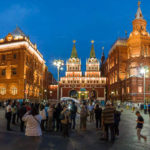 Das Auferstehungstor und das Staatliche Historische Museum vor dem Roten Platz in Moskau