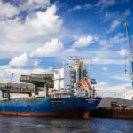 Ein Containerschiff während einer Hafenrundfahrt
