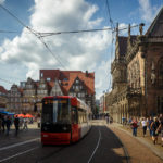Eine Straßenbahn fährt über den Bremer Marktplatz