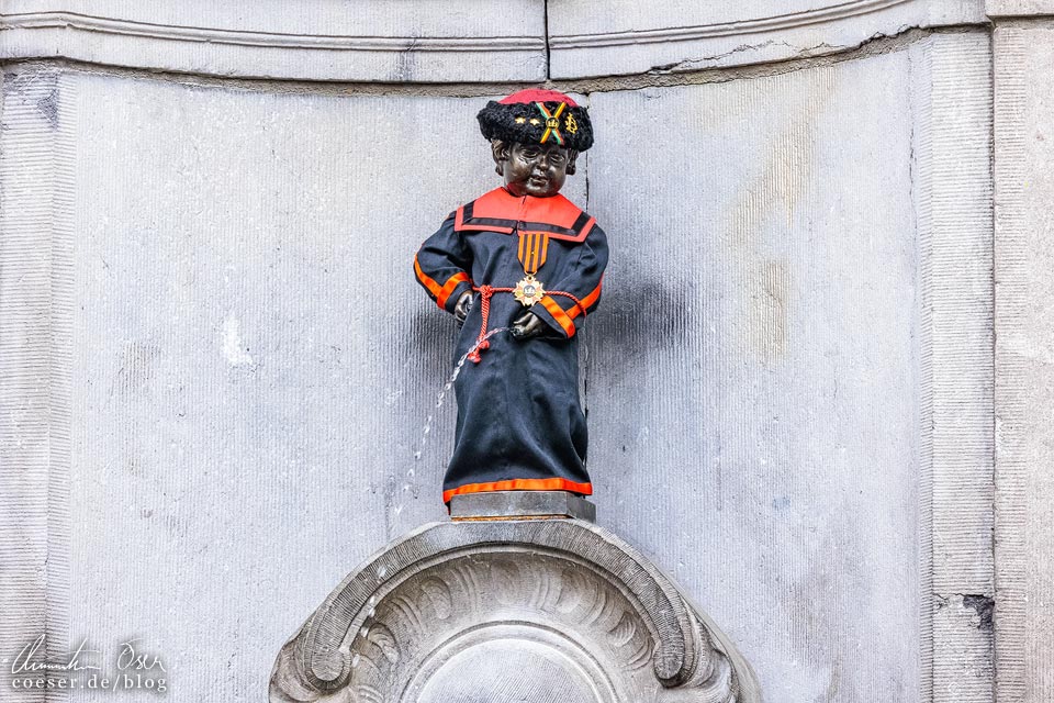 Nahaufnahme der Bronzefigur Manneken-Pis in Kostüm in Brüssel