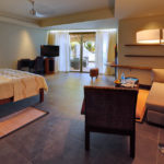 Wohn- und Schlafzimmer in der Beachfront Suite im Hotel Trou aux Biches Beachcomber