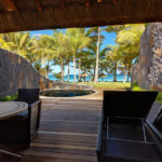 Terrasse und eigener Whirlpool in der Beachfront Suite im Hotel Trou aux Biches Beachcomber