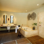 Badezimmer in der Beachfront Suite im Hotel Trou aux Biches Beachcomber