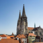 Blick auf den Regensburger Dom St. Peter von der Aussichtsterrasse im Einkaufszentrum Galeria Kaufhof am Neupfarrplatz