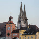 Blick von der Steinernen Brücke in Regensburg auf den Brückturm und den Dom St. Peter