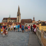Die Steinerne Brücke in Regensburg mit Blick in Richtung Altstadt