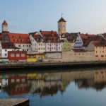 Blick von der Steinernen Brücke in Regensburg in Richtung Altstadt