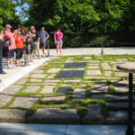 Besucher am Grab des US-Präsidenten John F. Kennedy, daneben die Ewige Flamme (Eternal Flame)