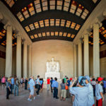 Besucher im Inneren des Lincoln Memorial