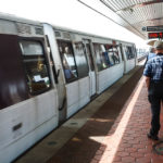 Ein Zug der Washington Metro in der Station Ronald Reagan Washington National Airport