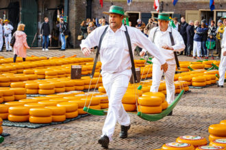 Käseträger auf dem Käsemarkt von Alkmaar