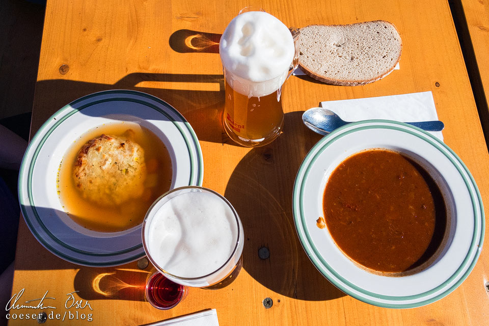 Essen und Trinken in der Fischerhütte auf dem Schneeberg