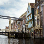 Blick während einer Grachtenfahrt in Alkmaar auf das Huis Met de Kogel