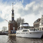 Blick während einer Grachtenfahrt in Alkmaar auf den Glockenturm Accijnstoren