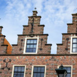 Blick während einer Grachtenfahrt in Alkmaar auf typisch niederländische Häuser