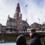 Blick während einer Grachtenfahrt in Alkmaar auf De Waag