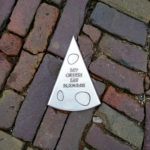 Kleine Symbole auf dem Boden weisen den Weg zum Käsemarkt auf dem Waagplein
