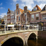 Ein Straßencafé vor historischen Häusern in Alkmaar