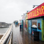 Im strömenden Regen hatten alle Lokale auf dem Pier von Scheveningen geschlossen