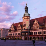 Altes Rathaus auf dem Markt in Leipzig während eines Sonnenuntergangs