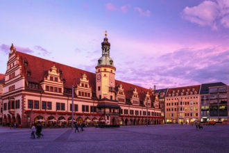 Sonnenuntergang am Markt mit Altem Rathaus in Leipzig