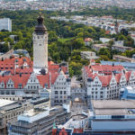 Blick von der Aussichtsplattform des Panorama Tower auf das Neue Rathaus in Leipzig
