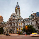Außenansicht des beleuchteten Rathauses (City Hall) in Philadelphia