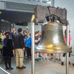 Besucher vor der Liberty Bell in Philadelphia