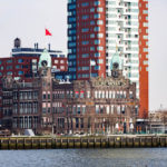 Das Hotel New York inmitten von Hochhäusern in Rotterdam