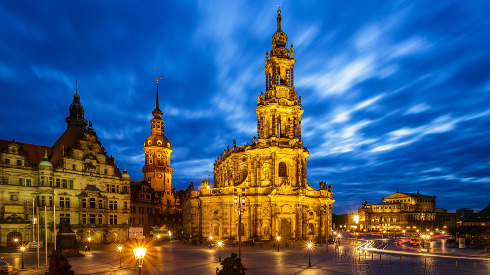 Hofkirche in Dresden während der blauen Stunde