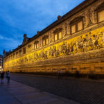 Der Fürstenzug von Dresden während der blauen Stunde