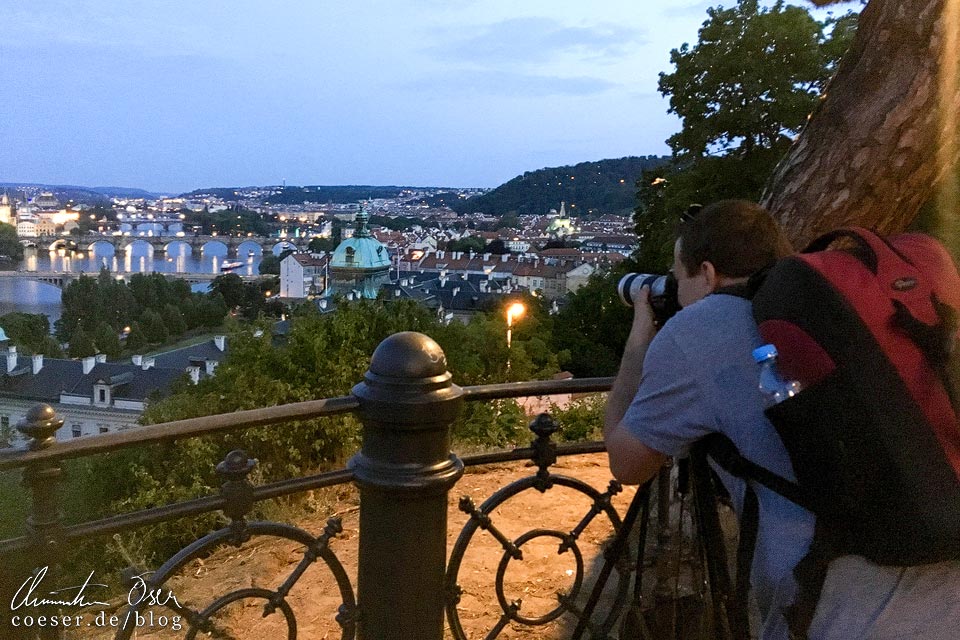 Fotograf Christian Öser während der Arbeit in Prag