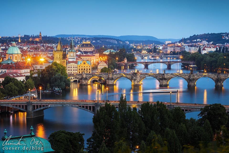 Die Brücken von Prag in der Abenddämmerung