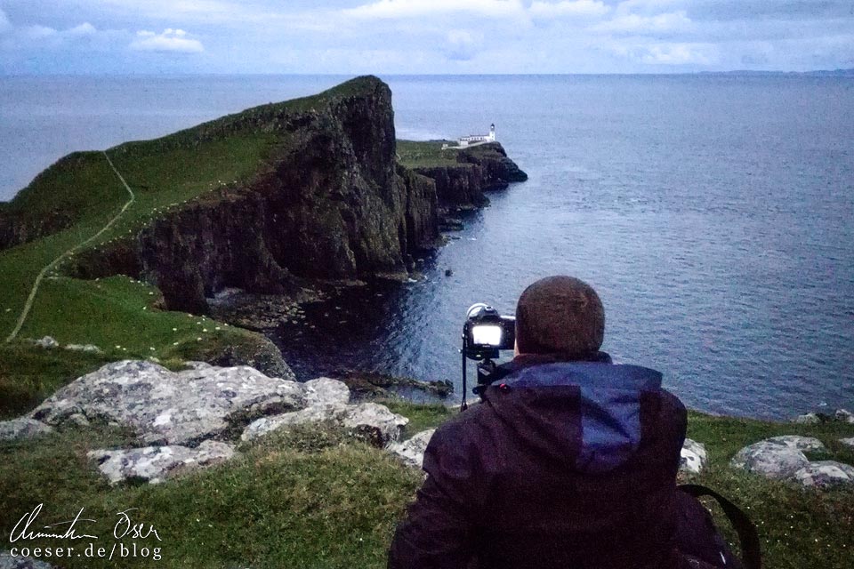 Fotograf Christian Öser während der Arbeit beim Leuchtturm Neist Point auf der Isle of Skye in Schottland