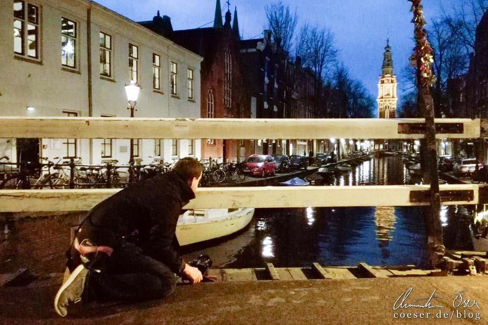 Fotograf Christian Öser während der Arbeit in Amsterdam