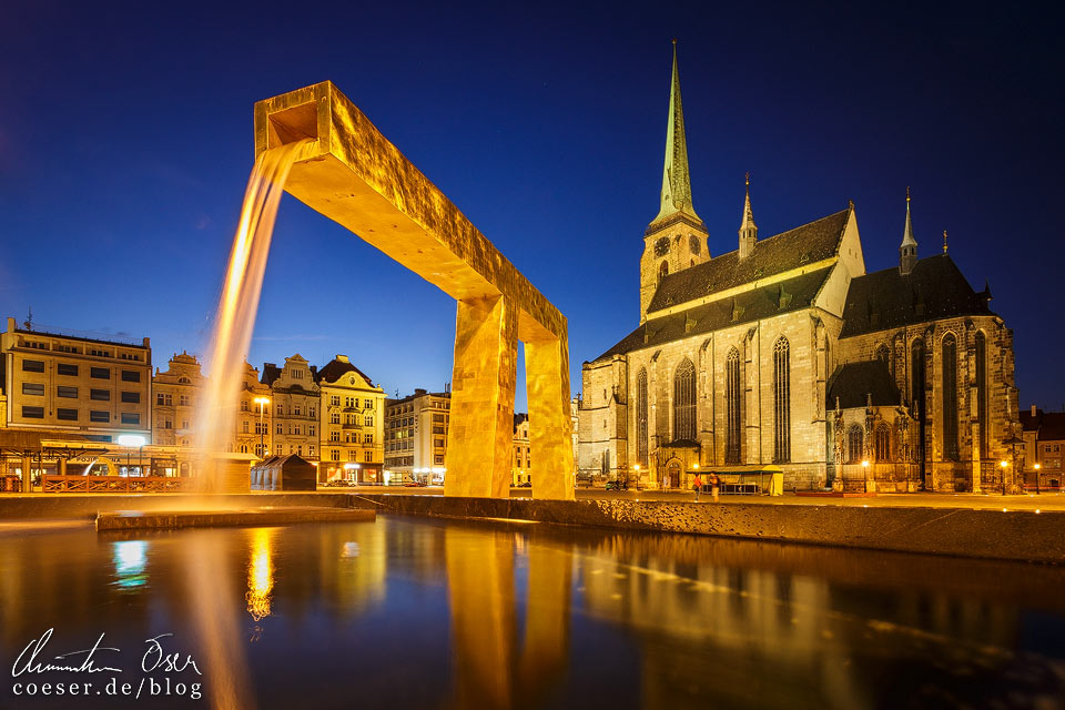 Bartholomäus-Kathedrale mit Goldenem Brunnen auf dem Platz der Republik in Pilsen