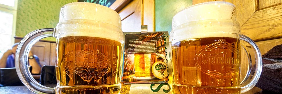 Zwei Gläser Bier in der Brauerei Starobrno