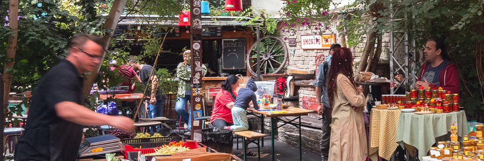 Bauernmarkt im Szimpla Kert Ruinenpub in Budapest