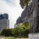 Denkmal der Revolution und TR3-Gebäude in Ljubljana