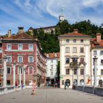 Schusterbrücke mit Blick auf die Altstadt und die Burg von Ljubljana