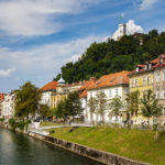 Uferpromenade mit Blick auf die Altstadt und die Burg von Ljubljana