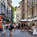 Touristen flanieren durch die Altstadt von Ljubljana