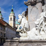 Dom St. Nikolaus und Brunnen der Drei Krainer Flüsse in der Altstadt von Ljubljana