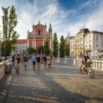 Die Drei Brücken und die Mariä-Verkündigungs-Kirche auf dem Prešeren-Platz in Ljubljana