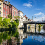 Blick auf die Schusterbrücke während einer Bootsfahrt auf der Ljubljanica in Ljubljana