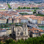 Blick auf Lyon und die Kathedrale von der Aussichtsplattform vor der Kirche Notre-Dame de Fourvière