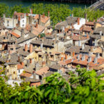 Blick auf die Hausdächer der Lyoner Altstadt von der Aussichtsplattform vor der Kirche Notre-Dame de Fourvière